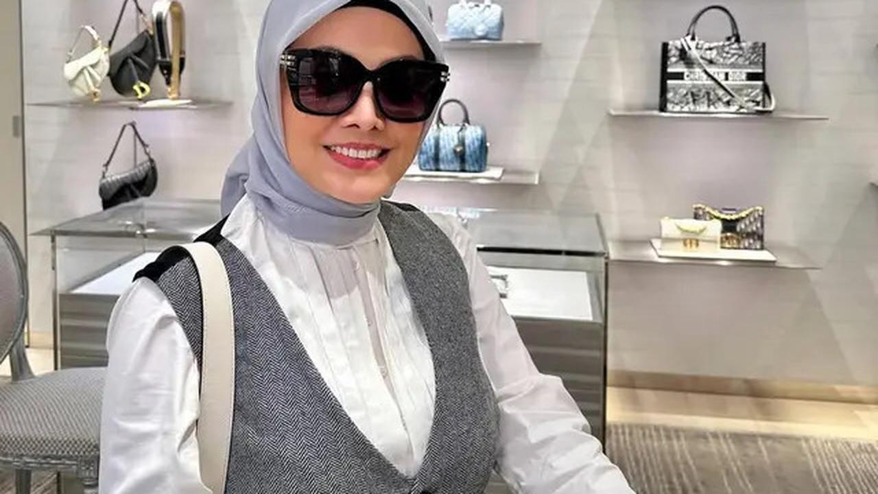 7 Potret Cici Faramida Tetap Cantik dan Awet Muda di Usia 50-an, Outfitnya Selalu Elegan