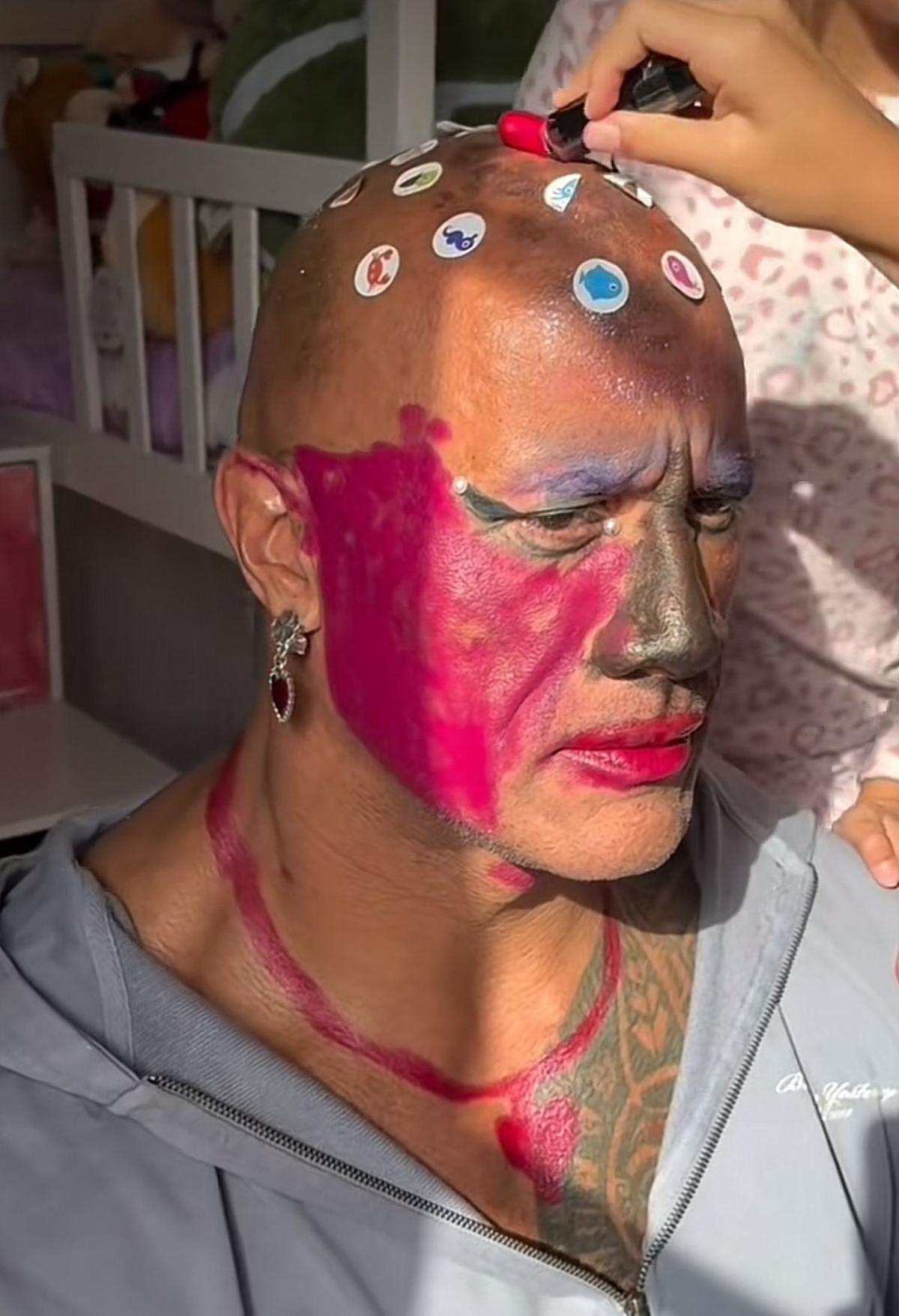 Potret Dwayne Johnson Pasrah Dirias Putrinya Sebelum Gym,  Momen Kecil yang Tak Akan Terulang