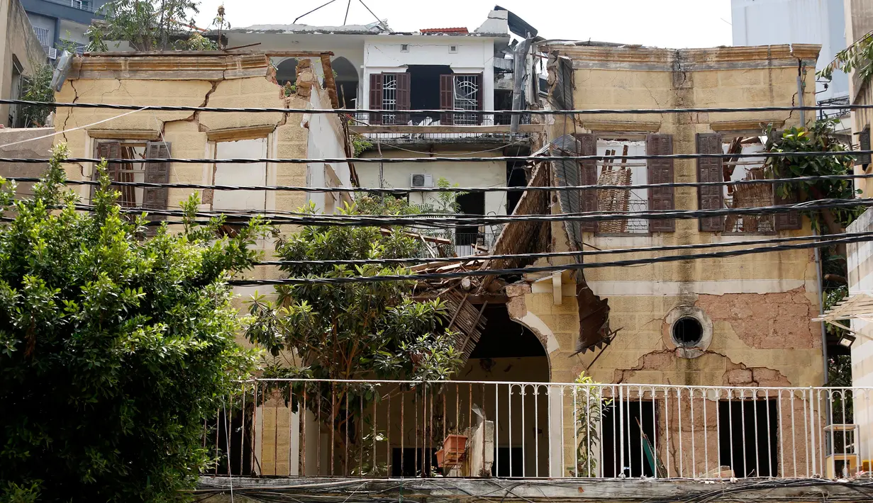Sebuah bangunan yang hancur terlihat di Beirut, Lebanon, pada 13 Agustus 2020. Sebanyak 601 bangunan bersejarah hancur akibat ledakan yang mengguncang Beirut pada 4 Agustus lalu, dengan 70 di antaranya dapat roboh jika tidak segera direstorasi. (Xinhua/Bilal Jawich)