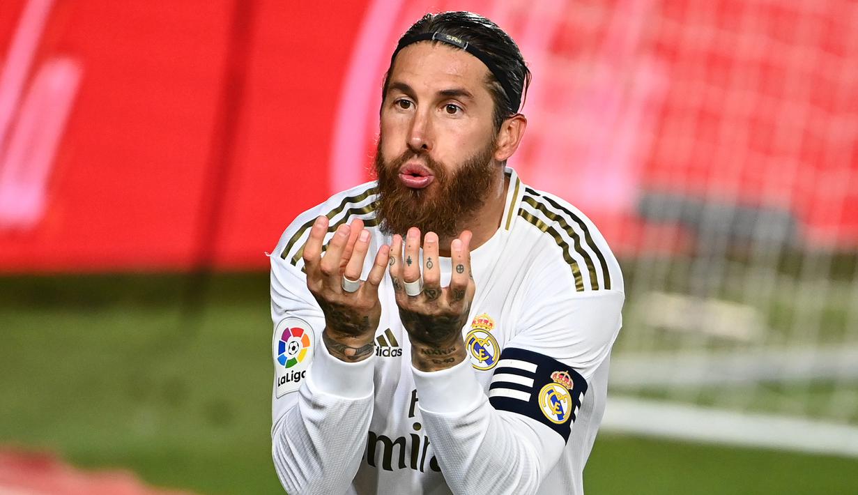 4. Sergio Ramos - Penampilan Sergio Ramos sangat luar biasa, ia memimpin skuat Real Madrid menjadi juara La Liga pada musim 2019-2020 ini. Torehan 11 gol membuat Ramos tercatat sebagai bek yang produktif dalam mencetak gol bagi Real Madrid di kompetisi La Liga. (AFP/Gabriel Bouys)