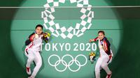 Gryesia / Apriyani berpose dengan medali emas usai rebut kemenangan di final Ganda Putri Olimpiade Tokyo 2020 (AFP)