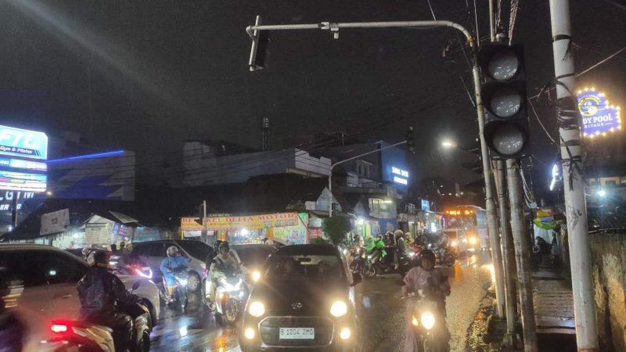 Lampu Lalu Lintas Batusari Mati: Kemacetan Parah Landa Kemanggisan Jakarta Barat