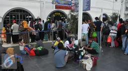 Sejumlah pemudik tampak menunggu di Stasiun Senen pada H+3 Lebaran, Jakarta, Senin (20/7/15). Para pemudik berencana pulang kampung pada H+3 karena tidak mendapatkan tiket sebelum Lebaran. (Liputan6.com/Herman Zakharia)
