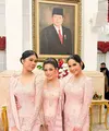 Dalam momen spesial pelantikannya, keluarganya juga turut hadir, memberikan dukungan penuh. Penampilan para srikandi yang meliputi Annisa Pohan, Aliya Rajasa, dan Almira Yudhoyono tak luput dari perhatian. [@ruby_26].