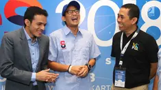 CEO Indonesia Medical, Gamal Albinsaid, Pengusaha Sandiaga Uno dan Founder Kahmipreneur, Kamrusammad saat berbincang pada acara Indonesia Young Entrepreneur Summit 2018 di Ciputra Artpreneur World, Jakarta, Minggu (28/10). (Liputan6.com/Fery Pradolo)