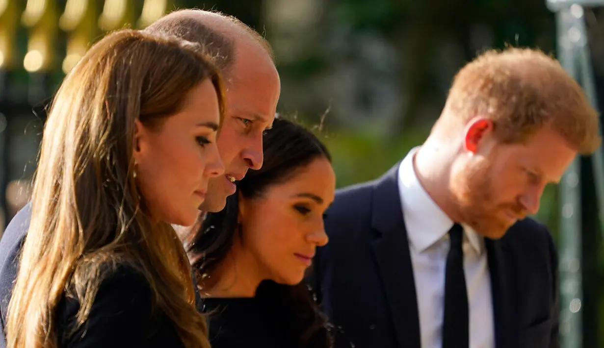 (kiri ke kanan) Kate Middleton dan Pangeran William bersama Meghan Markle dan Pangeran Harry melihat bunga untuk mendiang Ratu Elizabeth II di luar Kastil Windsor, Windsor, Inggris, 10 September 2022. Kedua pasangan berpakaian serba hitam sebagai tanda berkabung. (AP Photo/Alberto Pezzali)