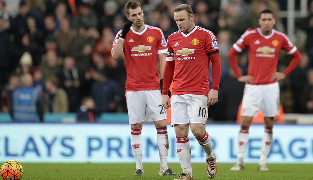 Penampilan MU juga masih belum stabil. Sepeninggal Sir Alex Ferguson, MU belum meraih lagi gelar Liga Inggris. Tumpuan berada di pundak Jose Mourinho yang akan mulai menukangi MU musim depan. (AFP/Oli Scarff)