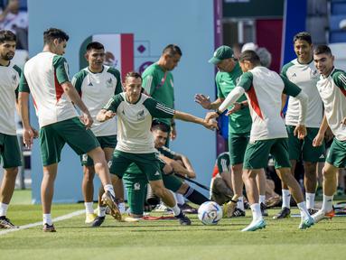 Para pemain Meksiko mengikuti sesi latihan resmi di Jor, Qatar, Selasa, 29 November 2022. Meksiko akan menghadapi Arab Saudi pada laga terakhir penyisihan grup C Piala Dunia 2022 Qatar pada Kamis (01/12/22) pukul 02.00 dini hari WIB. (AP Photo/Moises Castillo)