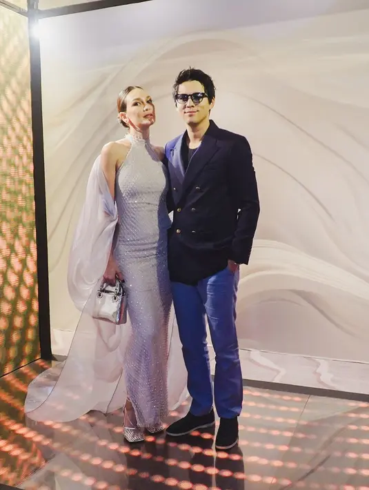 Tak sendirian, Luna turut ditemani sang kekasih, Maxime Bouttier yang mengenakan jas hitam dan celana jeans-nya.  [Foto: IG/@lunamaya].