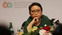 Menteri Luar Negeri Retno Marsudi memberikan keterangan pers terkait serangan bom yang terjadi di Kota Sana'a, Jakarta, Senin (20/4/2015). Pemerintah Indonesia mengecam keras serangan bom tersebut. (Liputan6.com/Herman Zakharia)