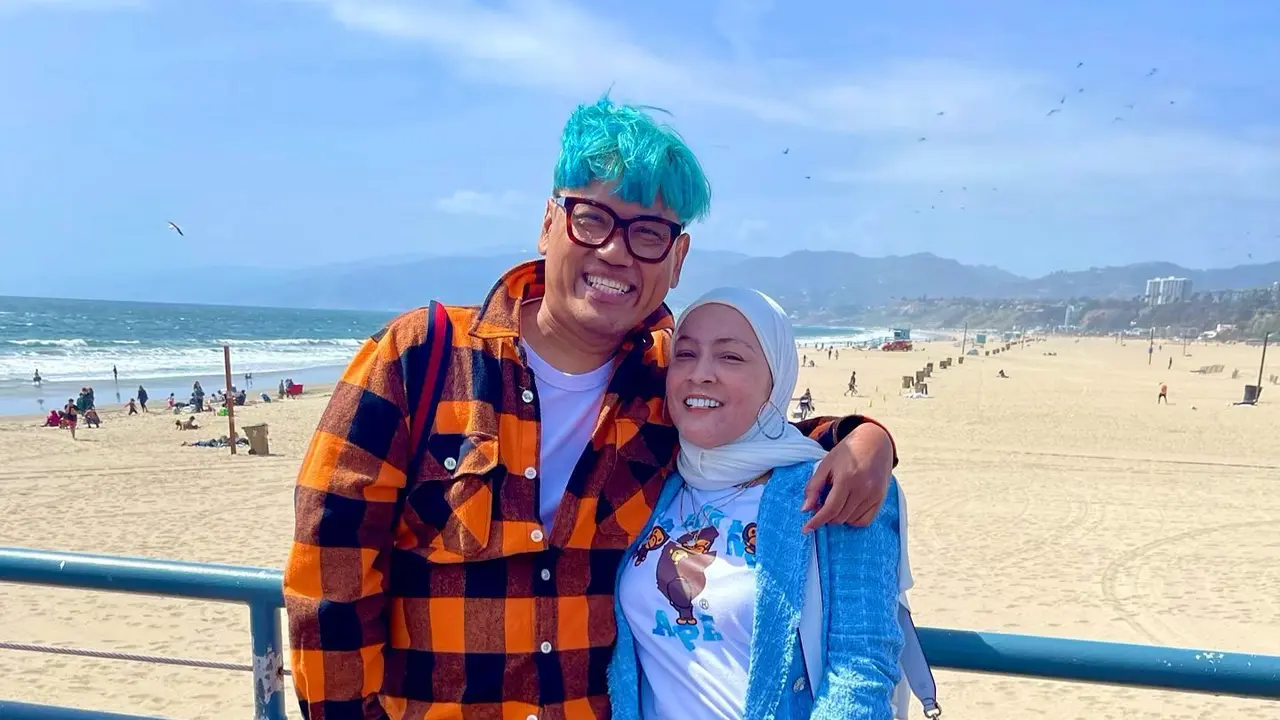 Potret mesra Uya Kuya dan istri