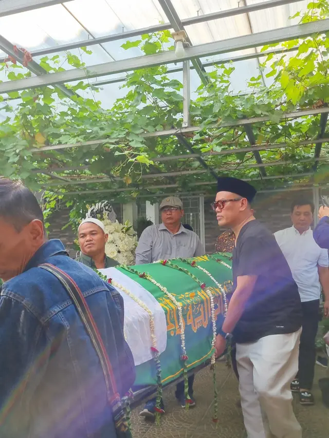Uya Kuya Mengangkat Jenazah Ayahnya