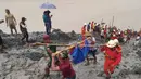Para penyelamat mengangkut jasad seorang korban usai terjadinya insiden tanah longsor di lokasi penambangan batu giok di Hpakant, Negara Bagian Kachin, Myanmar (2/7/2020). Jumlah korban jiwa dalam bencana tanah longsor tersebut bertambah menjadi 113 orang. (Xinhua/Departemen Pemadam Kebakaran Myanma
