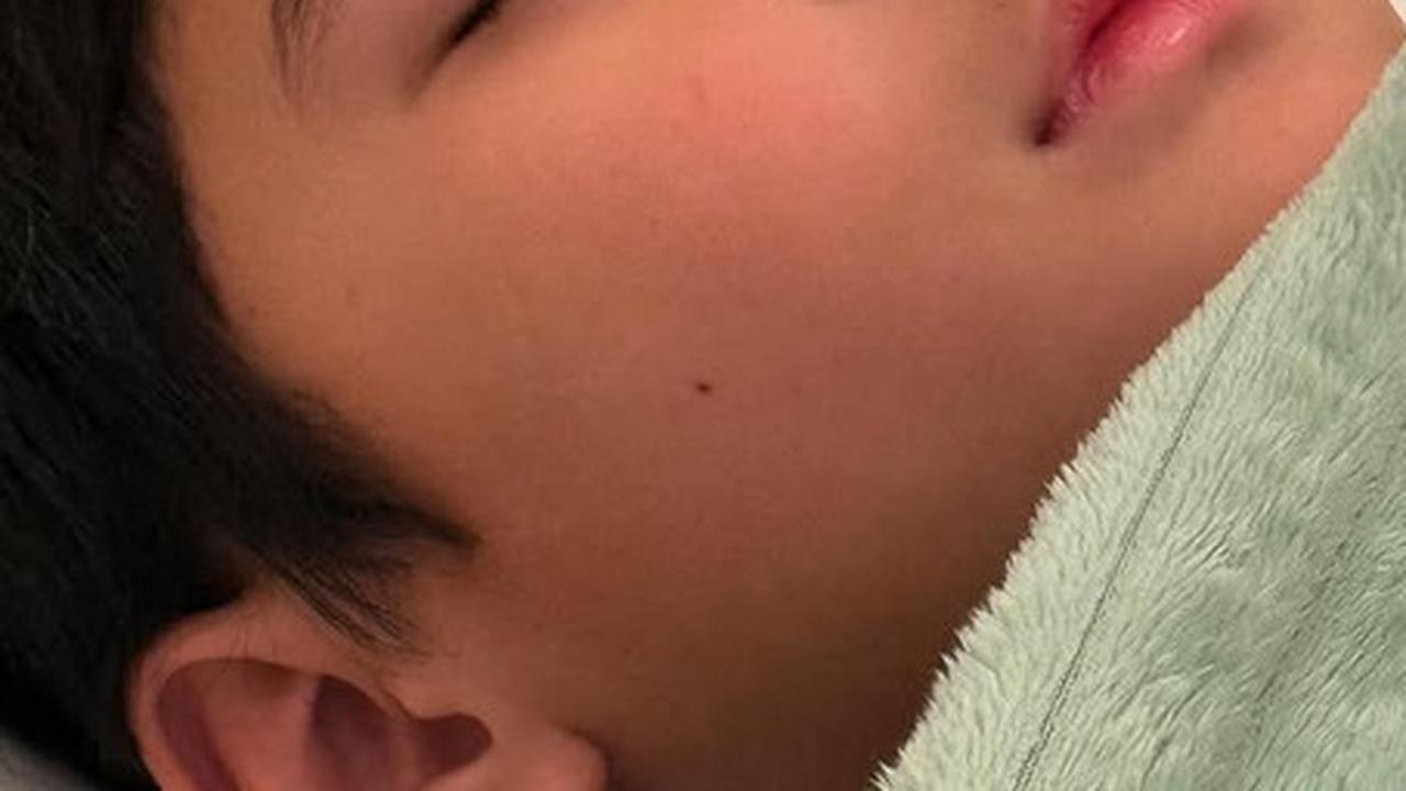 Potret Rafathar Tidur Nyenyak Ngemper di Ruang Tamu, Wajah Ganteng Terus di Zoom Bikin Heboh