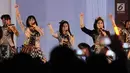Kelompok penyanyi wanita JKT48 membawakan lagu saat pembukaan rangkaian kegiatan perayaan 60 tahun hubungan diplomatik Indonesia-Jepang. di depan area Museum Fatahillah, Jakarta, Jumat (19/1). Tiga buah lagu dibawakan. (Liputan6.com/Helmi Fithriansyah)