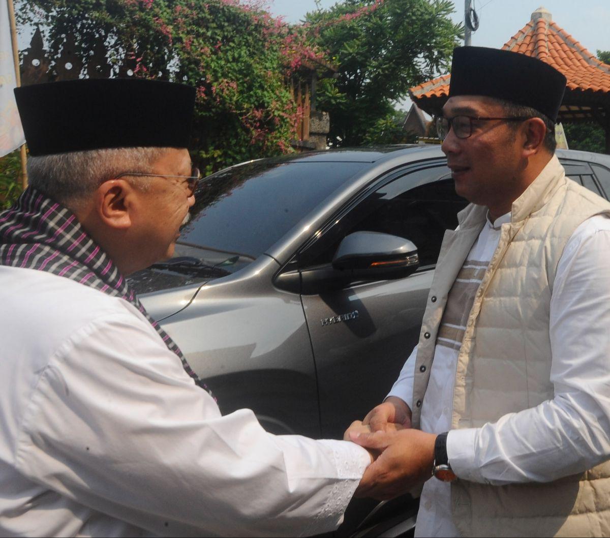 Bakal calon gubernur (bacagub) DKI Jakarta, Ridwan Kamil (kanan) dan mantan Gubernur DKI Jakarta Fauzi Bowo atau Foke saat bertemu di&nbsp;Perkampungan Budaya Betawi Setu Babakan, Jakarta, Rabu (4/9/2024). Pertemuan keduanya berlangsung hangat. Foto: Merd