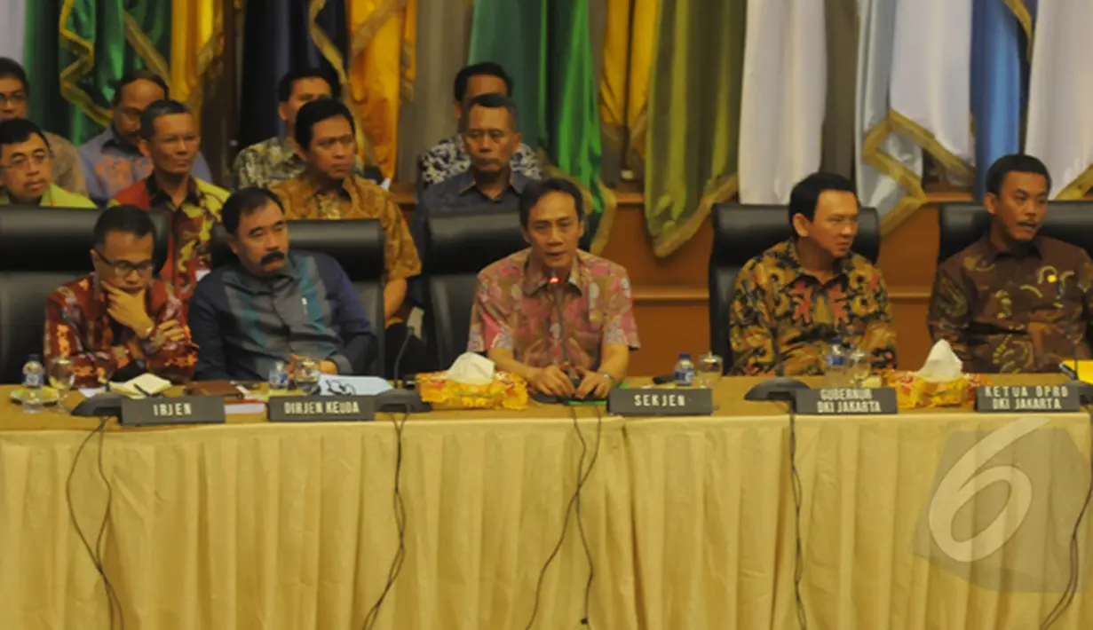 Sekjen Kemendagri RI, Yuswandi A. Tumenggung memberi keterangan saat rapat mediasi dan Klarifikasi Mengenai Evaluasi RAPERDA/APBD DKI Jakarta Tahun 2015 di Gedung Kemendagri, Jakarta, Kamis (5/32015). (Liputan6.com/Herman Zakharia)
