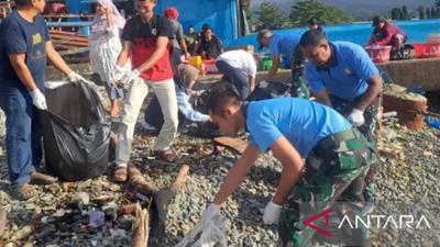 Lanud Pattimura Gelar Aksi Bersih Pantai Sambut Hari Bakti ke-79 TNI AU di Ambon