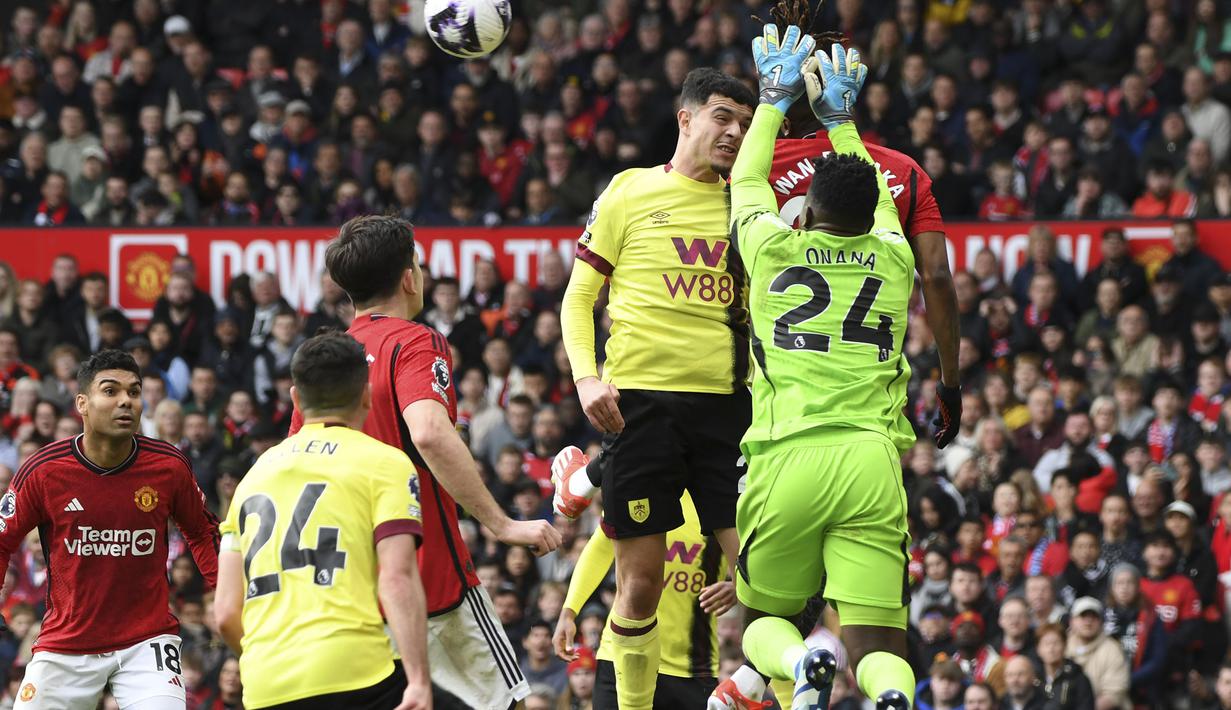 Manchester United gagal meraih kemenangan pada laga pekan ke-35 Premier League 2023/2024 usai ditahan imbang tamunya, tim peringkat ke-19, Burnley di Old Trafford, Manchester, Sabtu (27/4/2024). Sempat unggul lewat gol Antony pada menit ke-79, MU harus kebobolan lewat gol penalti Zeki Amdouni hanya tiga menit sebelum waktu normal berakhir. Kiper MU, Andre Onana menjadi biang timnya dihukum tendangan penalti setelah melakukan pelanggaran keras terhadap sang pencetak gol dengan meninju sang pemain saat terjadi kemelut di muka gawang. (AP Photo/Rui Vieira)
