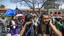 Kepanikan warga Nepal setelah gempa susulan berkekuatan 7,3 SR yang melanda Kathmandu, Selasa (12/5/2015). Sebelumnya, luka atas gempa dahsyat yang terjadi 25 April lalu di Nepal masih belum terobati. (REUTERS/Athit Perawongmetha)