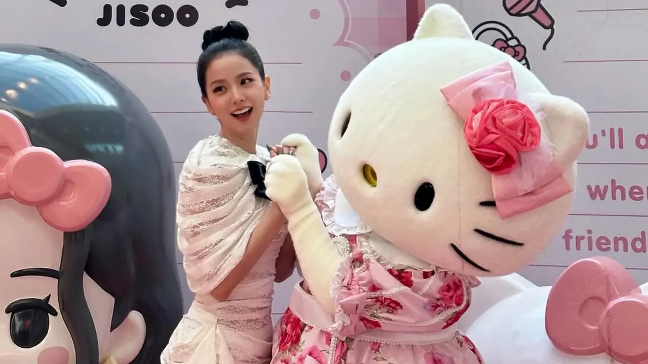 Tampil Serba Pita dari Rambut sampai Dress, Visual Jisoo BLACKPINK di Hello Kitty Pop Up Store Dipuji Bak Seorang Putri