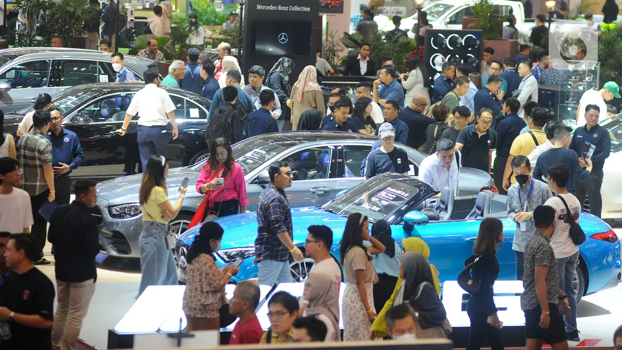 Pengunjung Padati Pameran Otomotif GIIAS 2023