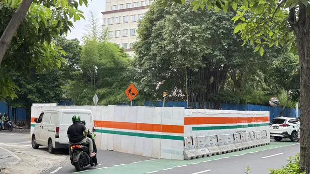 Proyek pembangunan saluran air limbah bawah tanah (galian) di Cikini Raya, Jakarta Pusat (Liputan6.com/Fenicia Effendi)