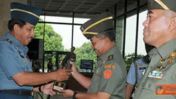 Citizen6, Cilangkap: Panglima TNI menekankan bahwa, pelaksanaan fungsi teritorial TNI ke depan dalam rangka optimalisasi peran TNI harus menggunakan kata kunci "sinergitas", dengan
beberapa tujuan yang termakna. (Pengirim: Badarudin Bakri)