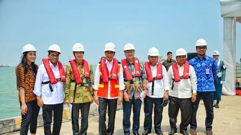 Presiden Jokowi tinjau pelabuhan Patimban, didampingi Menhub Budi Karya Sumadi, Menteri PUPR Basuki Hadimuljono dan Seskab Pramono Anung. Foto: Dok Kementerian Perhubungan