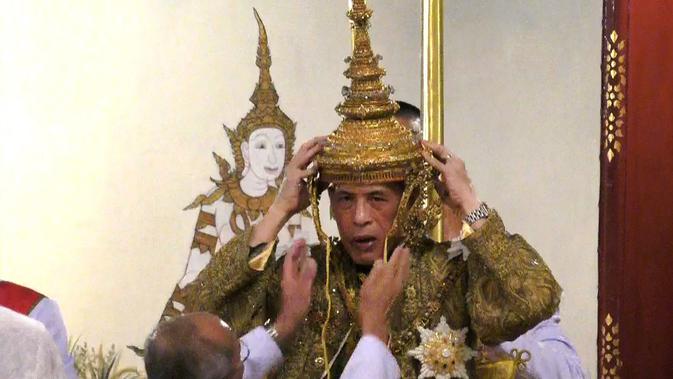 Maha Vajiralongkorn mengenakan mahkota ketika dinobatkan sebagai Raja Thailand dengan gelar Rama X dari Dinasti Chakri di Istana Negara, Bangkok, Sabtu (4/5/2019). Upacara penobatan ini akan berlangsung hingga Senin, 6 Mei 2019. (Photo by Thai TV Pool /Thai Tv Pool/AFP)