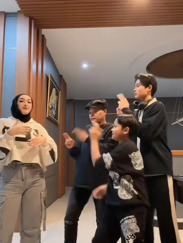 Potret Santyka Fauziah dan Keluarga Sule (TikTok/@santykafauziah)