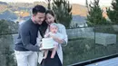Dalam balutan dress satin serta paduan blazer ash grey, kombinasi ini tampak begitu sempurna dengan gaya sang anak yang mengenakan jumpsuit putih.  [Foto: instagram/ Jessica Mila]