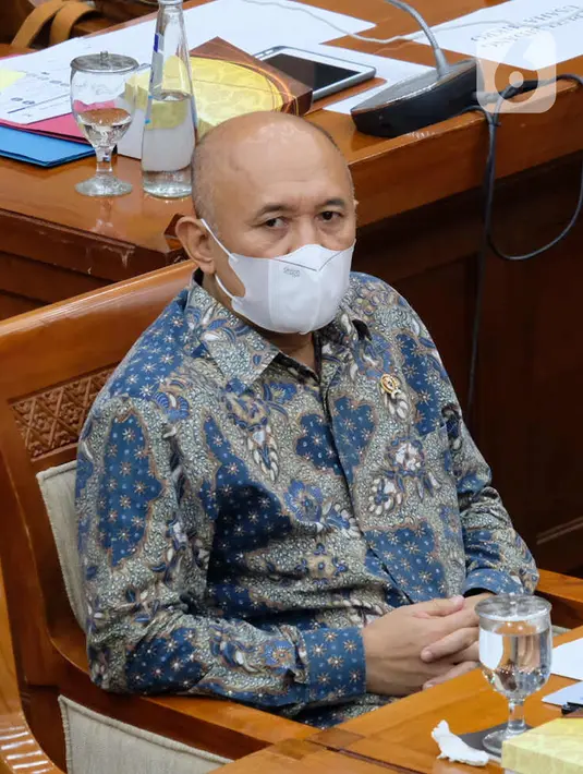 Menteri Koperasi dan UKM Teten Masduki mengikuti rapat kerja dengan Komisi VI DPR di Kompleks Parlemen, Jakarta, Kamis (1/4/2021). Rapat terkait evaluasi pelaksanaan Bantuan Produktif Usaha Mikro (BPUM) sebagai tindak lanjut kunjungan spesifik Komisi VI DPR di Jawa Tengah (Liputan6.com/Angga Yuniar)