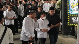 Kepala Staf Presiden Moeldoko (tengah) saat akan mengantar almarhum istrinya Koesni Harningsih di Jalan Terusan Lembang Nomor D54, Menteng, Jakarta, Minggu (12/3/2023). Istri Kepala Staf Presiden (KSP) Moeldoko tersebut meninggal dunia di usia 63 tahun setelah menjalani perawatan di ICCU RSPAD Kartika Gatot Subroto dan rencananya akan dimakamkan di Taman Makam Pahlawan Bahagia, Tangerang Selatan. (Liputan6.com/Angga Yuniar)