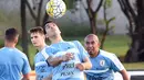 Luis Suarez kembali berlatih bersama tim nasional Uruguay. Hal itu menjadi yang perdana bagi Suarez setelah menjalani sanksi larangan bermain karena mengigit bek Italia, Giorgio Chiellini pada Piala Dunia 2014. (AFP/Miguel Rojo)