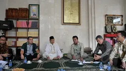 DPP PPP kubu Romahurmuzy saat menyambangi kediaman mantan Wapres, Hamzah Haz (ketiga kiri) di kawasan Kuningan, Jakarta, Selasa (7/4/2015). Pertemuan dihadiri para petinggi partai tersebut dan berlangsung tertutup. (Liputan6.com/Johan Tallo)