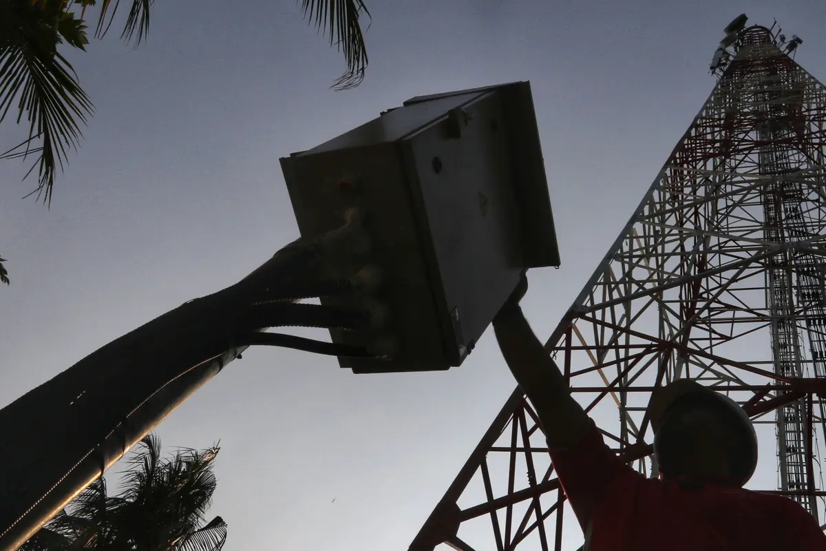 Melihat Perawatan Tower Telekomunikasi di Kepulauan Seribu