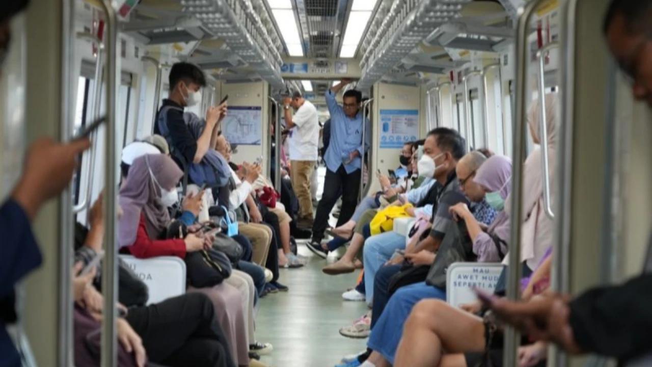 LRT Jakarta Izinkan Penumpang Buka Puasa di Kereta, tapi Hindari Makanan Aroma Menyengat