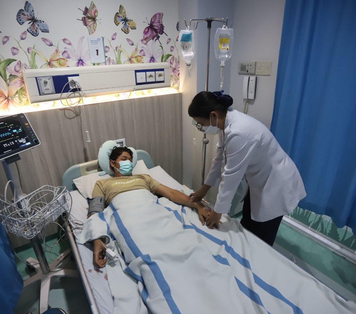 Perawat memeriksa kondisi pasien para ruang perawatan di RSUD Taman Sari, Jakarta Barat, Kamis (17/4/2024). Kementerian Kesehatan mencatat, hingga per minggu ke-15 2024, terdapat 475 orang meninggal karena demam berdarah dengue (DBD).&nbsp;Merdeka.com/Ari