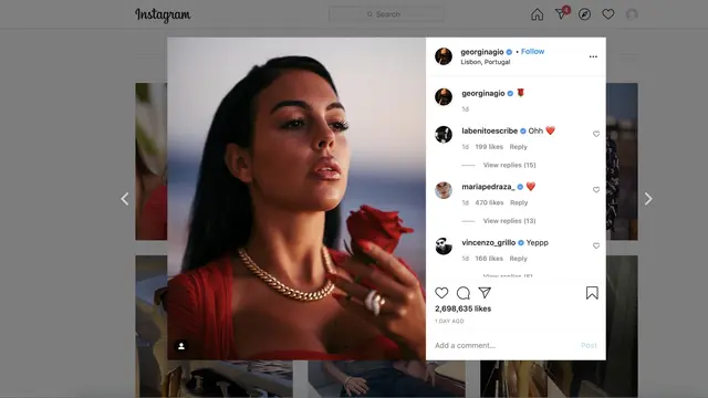Georgina memamerkan Cincin Safir