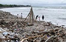 FOTO: Potret Kumuh Pantai Kuta Dipenuhi Tumpukan Sampah