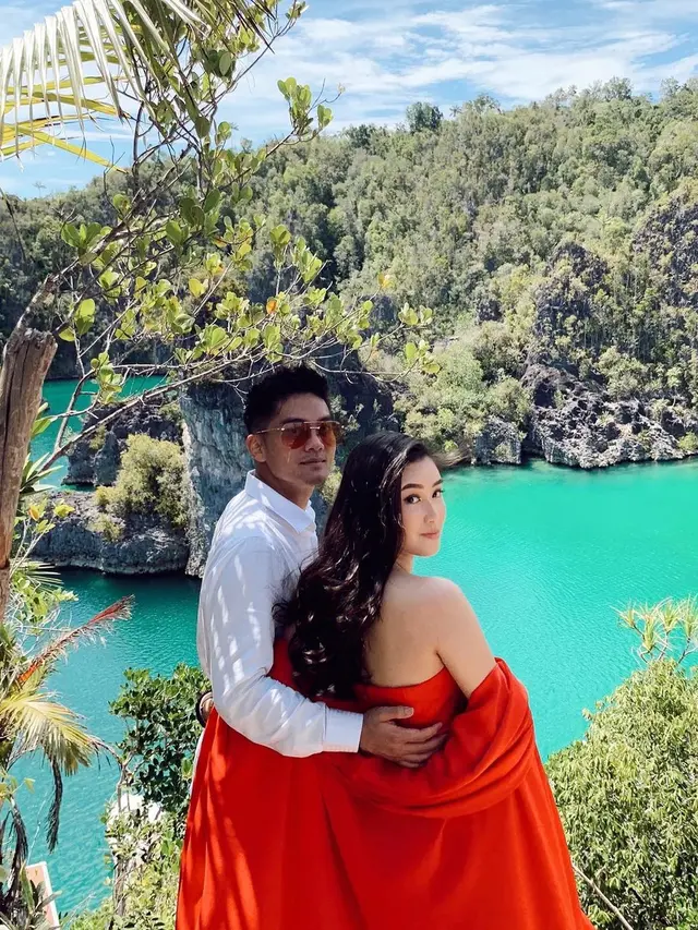 Segera Menikah, Ini 6 Potret Mesra Boy William dan Karen Vendela. (Sumber: Instagram/karbearv)