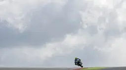 Pebalap Yamaha, Valentino Rossi, saat sesi latihan bebas MotoGP GP Jerman di Sirkuit Sachsenring, Jerman. (AFP PHOTO/ROBERT MICHAEL)