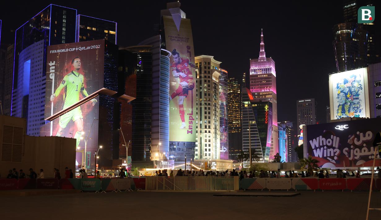 Foto-foto atau gambar para bintang piala dunia banyak dipajang di gedung-gedung pencakar langit di daerah West Bay, The Corniche, Doha. (Bola.com/Ade Yusuf Satria)