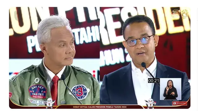 Calon presiden nomor urut 3 Ganjar Pranowo dan capres nomor 1 Anies Baswedan saat debat capres ketiga yang digelar KPU pada Minggu (7/1/2024) di Istora, Senayan, Jakarta.