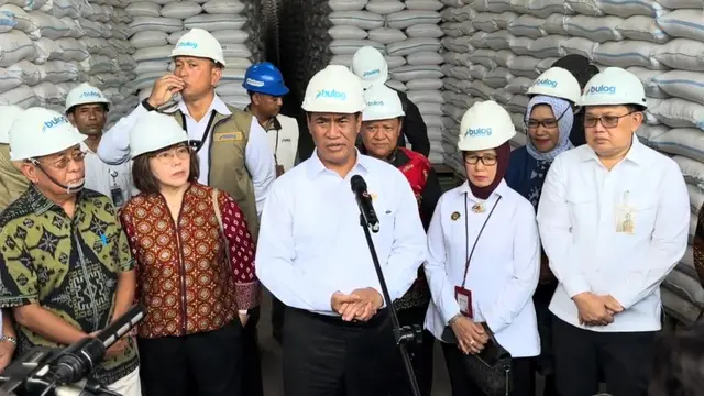 Direktur Utama Perum Bulog, Ahmad Rizal Ramdhani, meminta hadirin diam saat Menteri Pertanian, Andi Amran Sulaiman mengumuman stok beras nasional. (Dok Kementan)