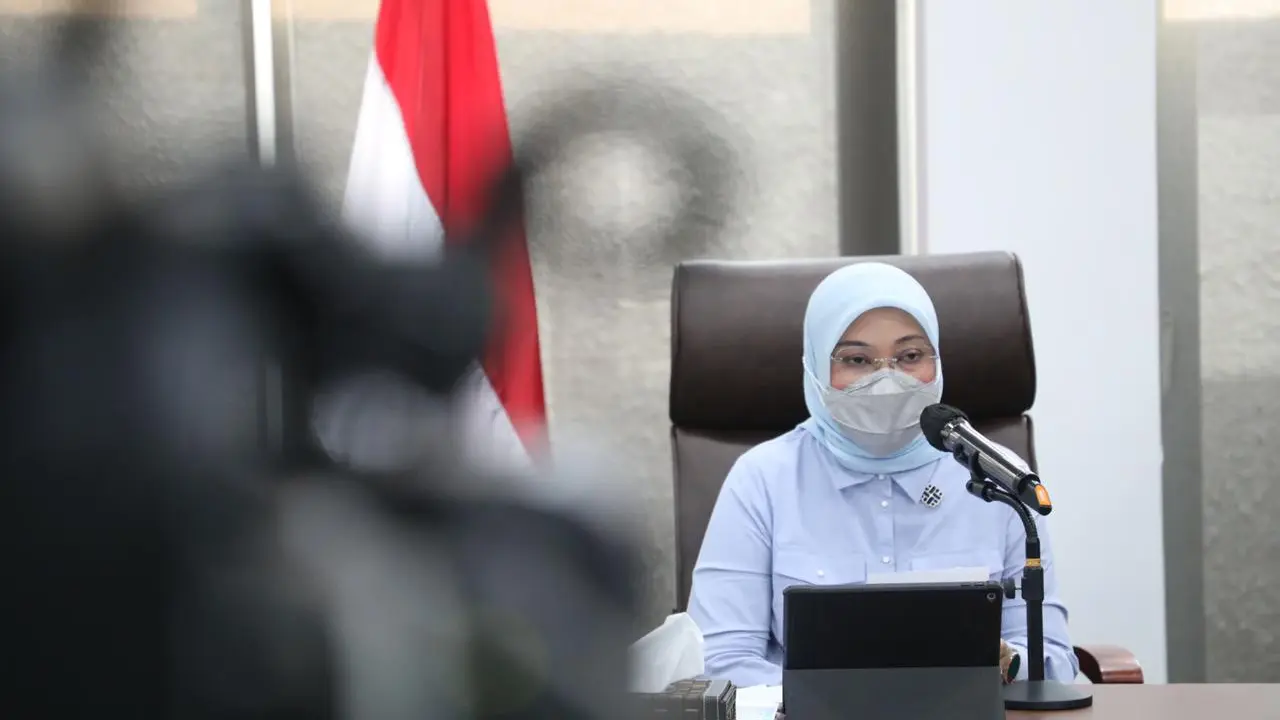 Menaker Ida Fauziyah dalam konferensi pers.