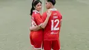 Foto kedua dengan konsep sporty di Stadion Manahan Solo, Kaesang dan Erina tampil kompak pakai jersey sepak bola warna merah. @erinagudono.