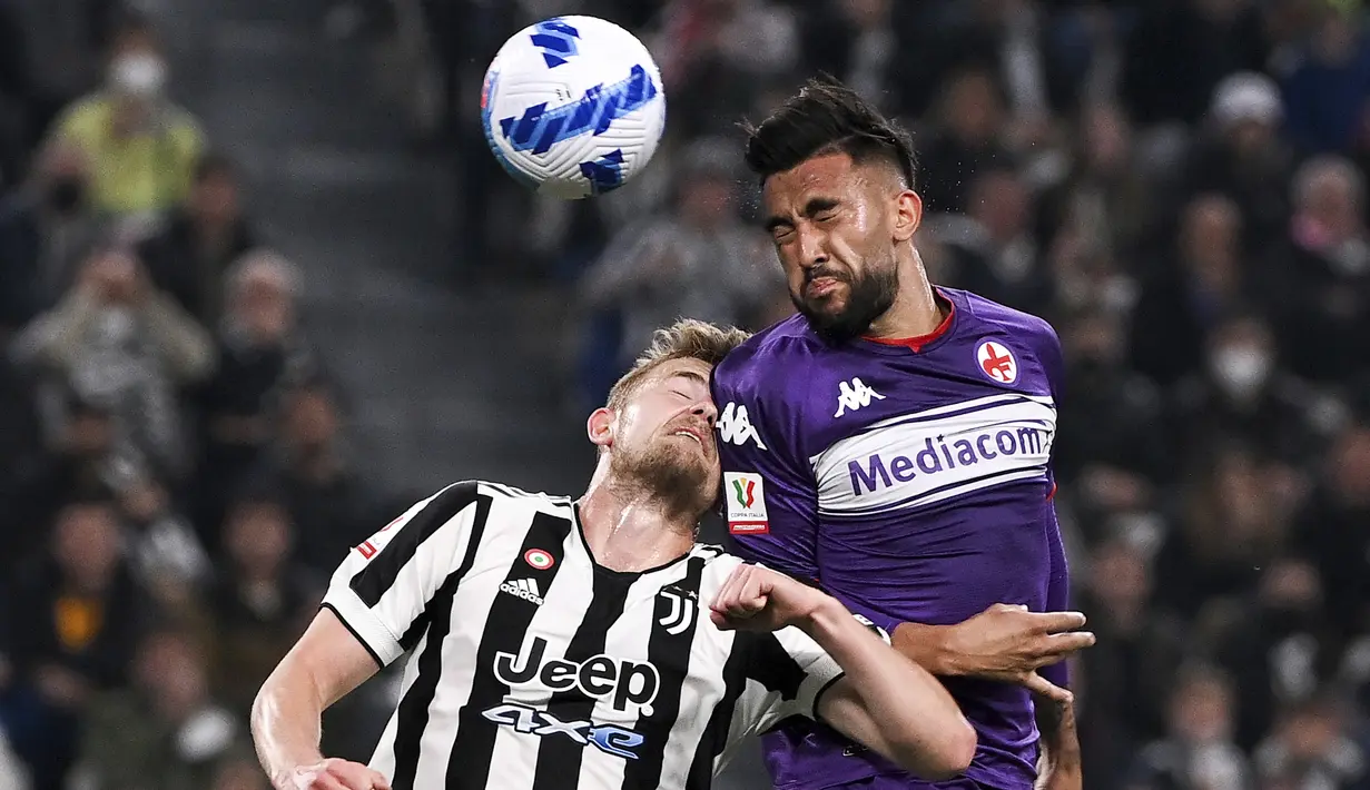Fiorentina yang di leg pertama kalah 0-1, tampil lebih agresif dengan unggul penguasaan bola. Nicolas Gonzalez (kanan) dkk mampu menguasai jalannya permainan mencapai 68 persen dibanding Juventus. (LaPresse via AP/Marco Alpozzi)
