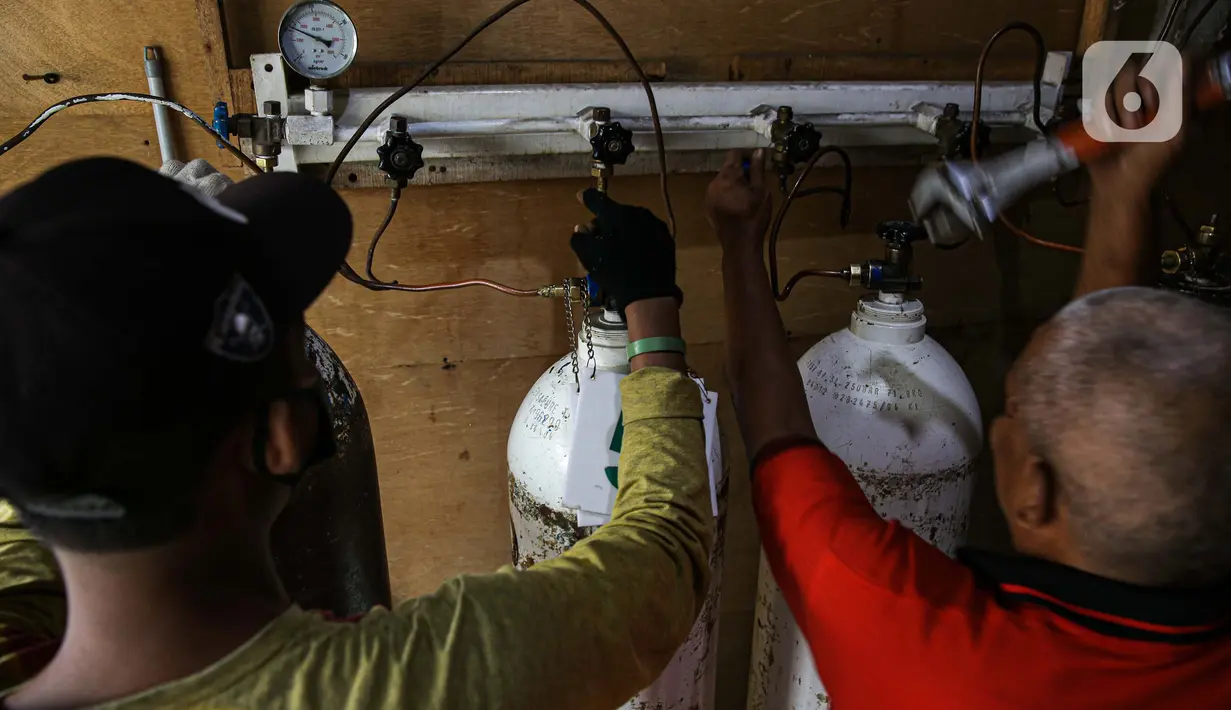 Pekerja mengisi tabung oksigen di tempat pengisian Oxygen Medical di Jalan Minang Kabau, Jakarta, Senin (28/6/2021). Permintaan pengisian oksigen di agen tabung oksigen di Jakarta alami peningkatan seiring lonjakan kasus COVID-19 yang terjadi dalam satu pekan terakhir. (Liputan6.com/Faizal Fanani)